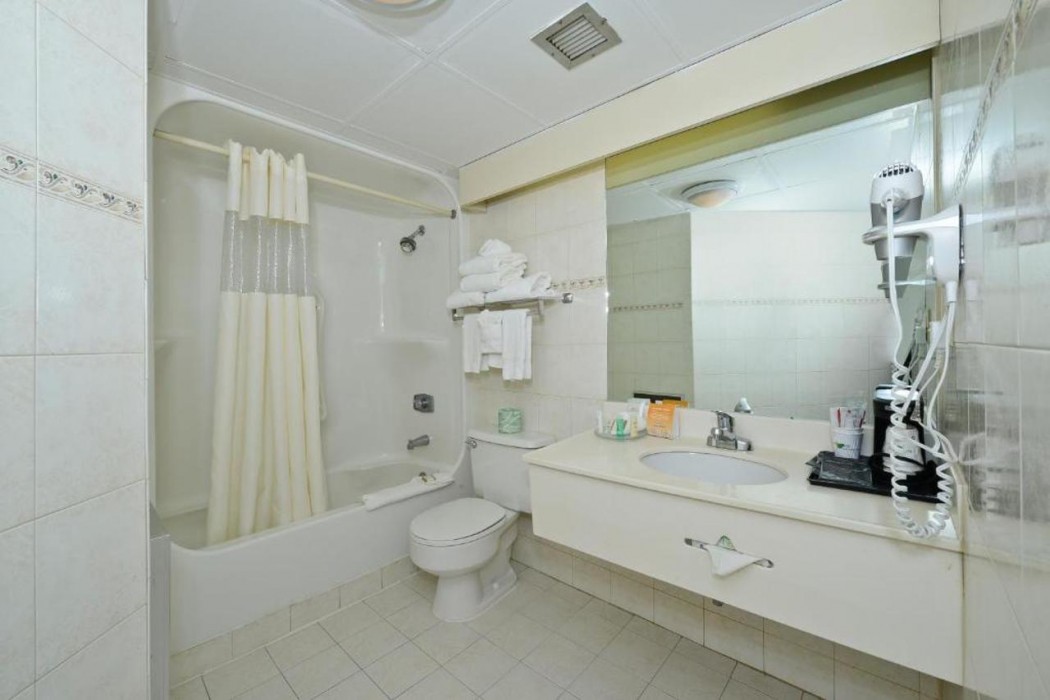 Howard Johnson by Wyndham Newark Airport 11/21