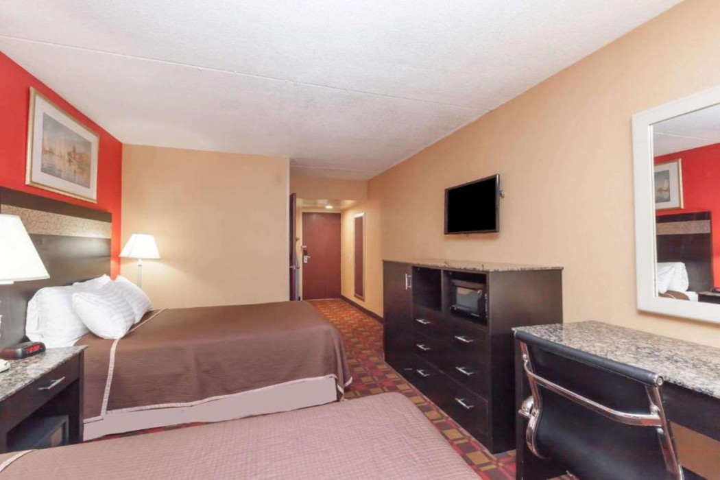 Howard Johnson by Wyndham Newark Airport 5/21