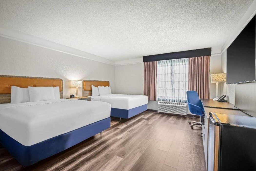 La Quinta Inn and Suites by Wyndham Miami Airport West 20/60