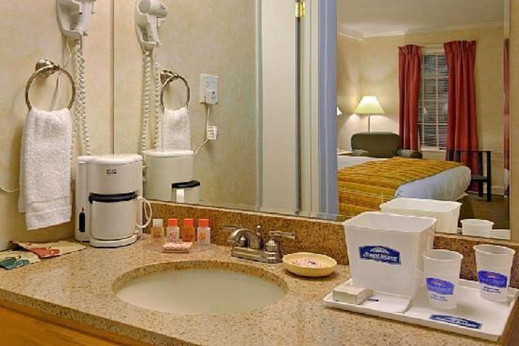 Howard Johnson By Wyndham Burlington 7/24