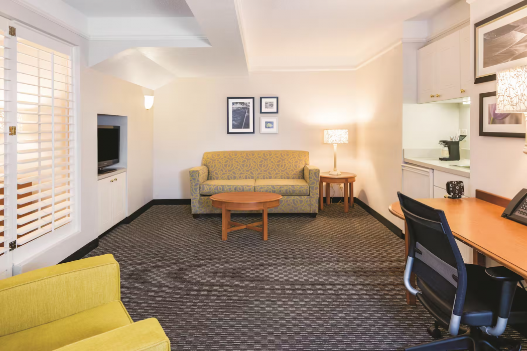 La Quinta Inn & Suites by Wyndham Univ Area Chapel Hill 38/67