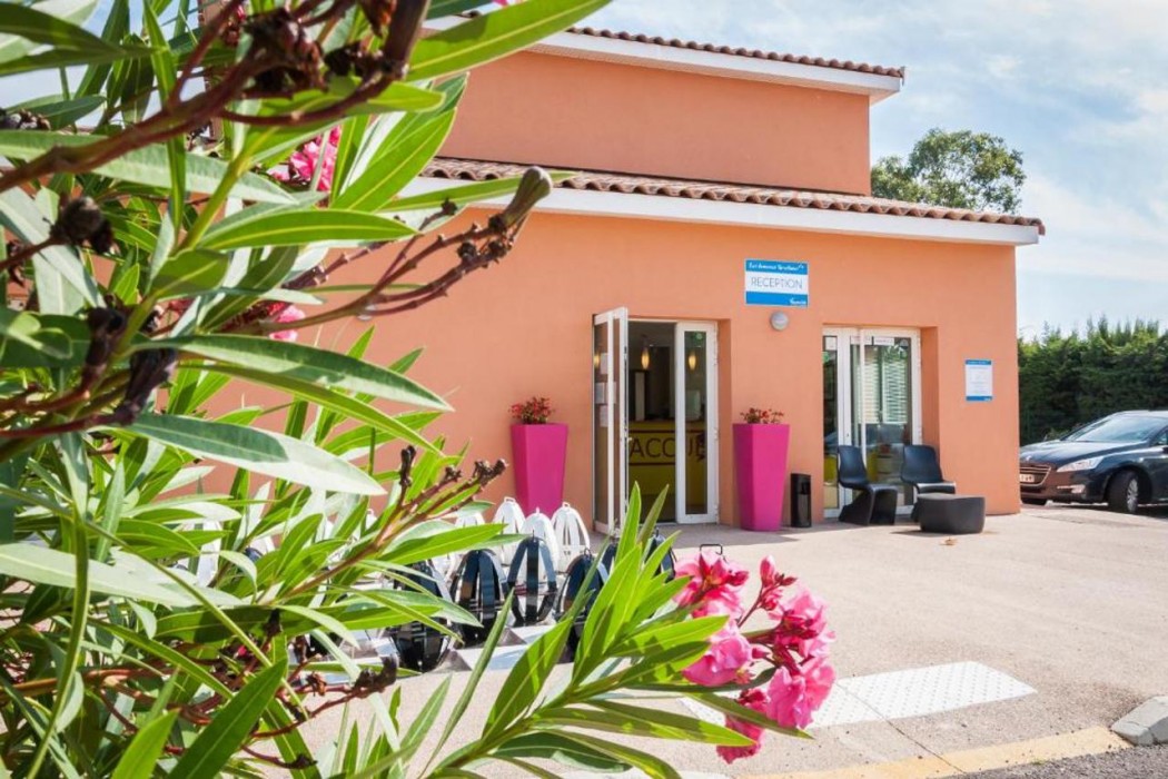 Residence Vacanceole Les Demeures Torrellanes in LATOUR-BAS-ELNE