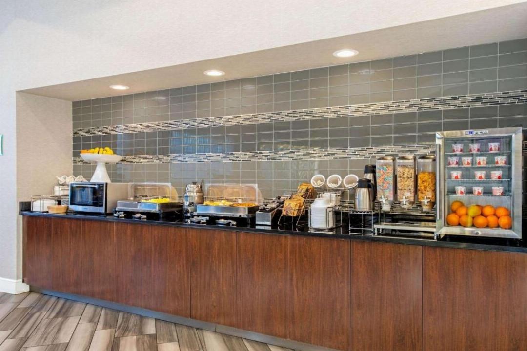 La Quinta Inn And Suites By Wyndham Orlando Airport North 14/45