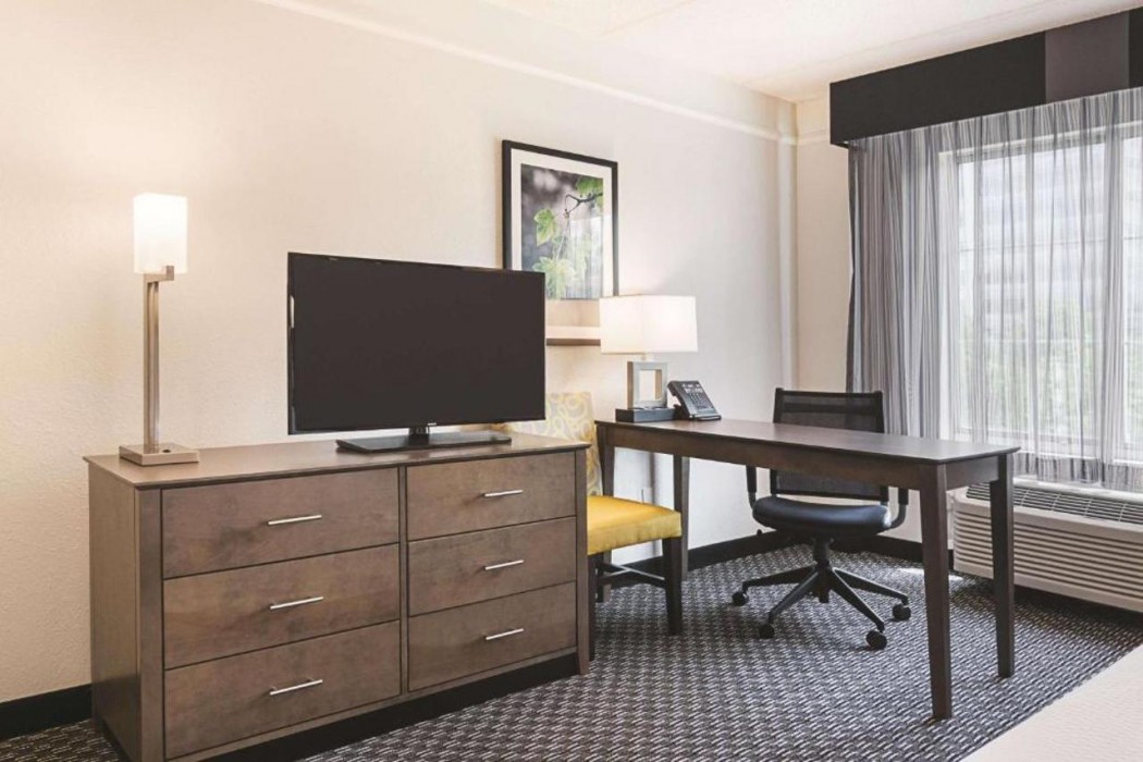 La Quinta Inn & Suites by Wyndham Atlanta Perimeter Medical 23/45
