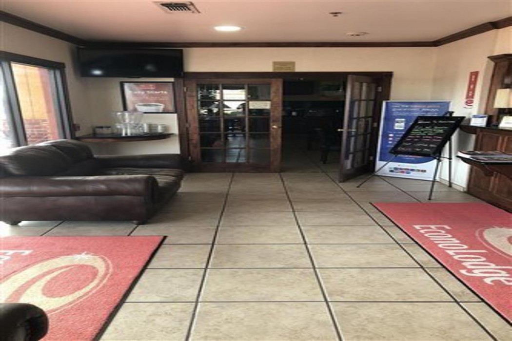 Econo Lodge Lubbock I-27 3/20