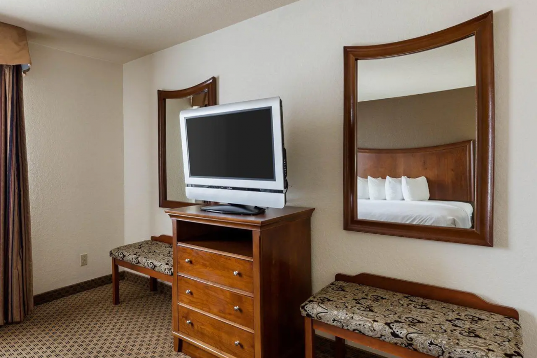 Quality Suites Huntsville Near University 8/24