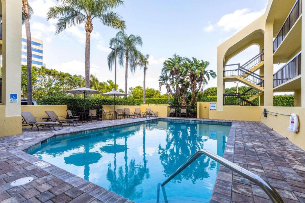 Quality Inn Palm Beach International Airport 16/19