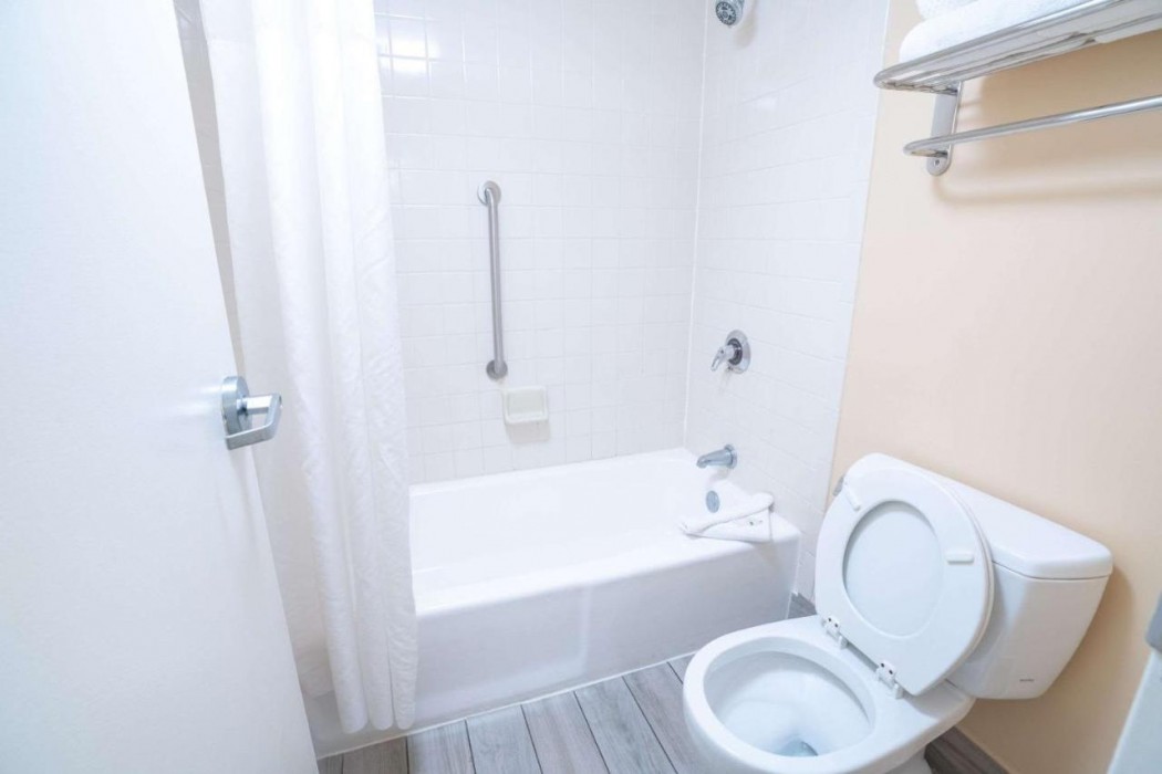 Quality Inn Palm Beach International Airport 13/19