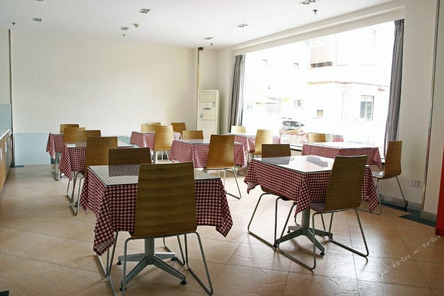 7 Days Inn (Beijing Madian Bridge) 33/47