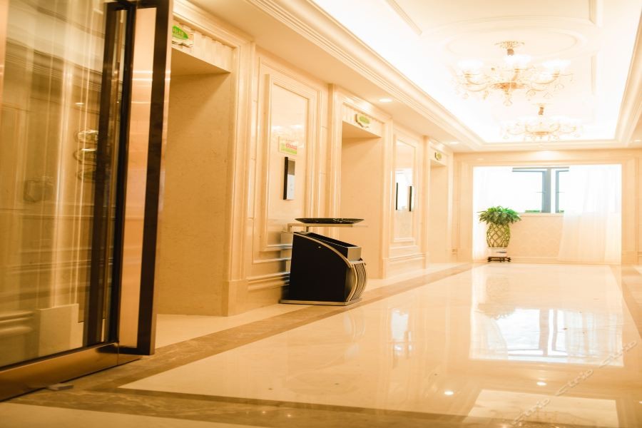 Vienna International Hotel (Maoming High-speed Railway Station) 42/57
