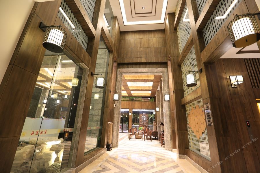 Hu Hua Yun Qing Yi Wan Hotel (Shanghai International Tourism and Resorts Zone Wild Animal Park) 16/19