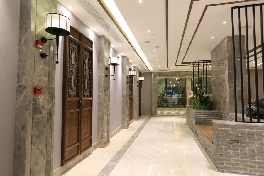Hu Hua Yun Qing Yi Wan Hotel (Shanghai International Tourism and Resorts Zone Wild Animal Park) 11/19