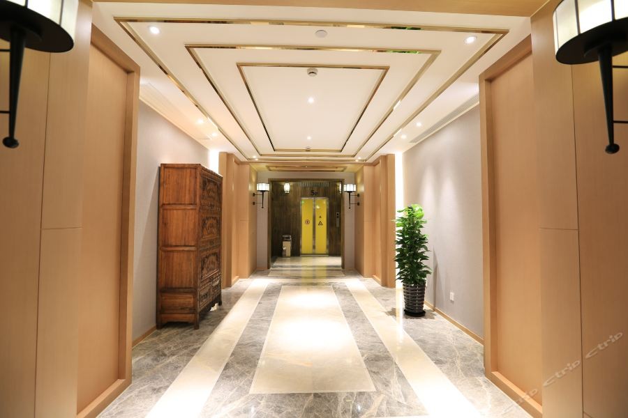 Hu Hua Yun Qing Yi Wan Hotel (Shanghai International Tourism and Resorts Zone Wild Animal Park) 13/19