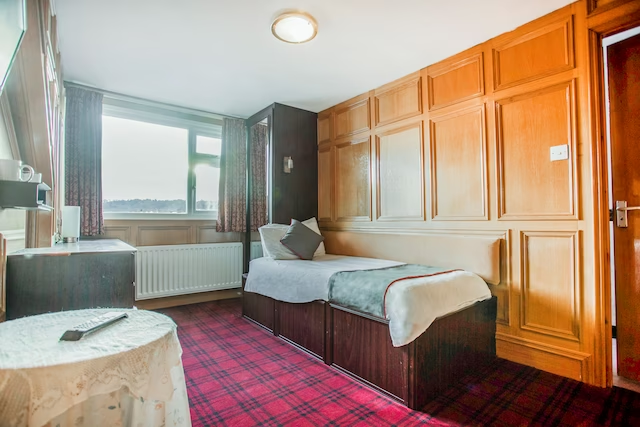 Rowers Hotel 5/48