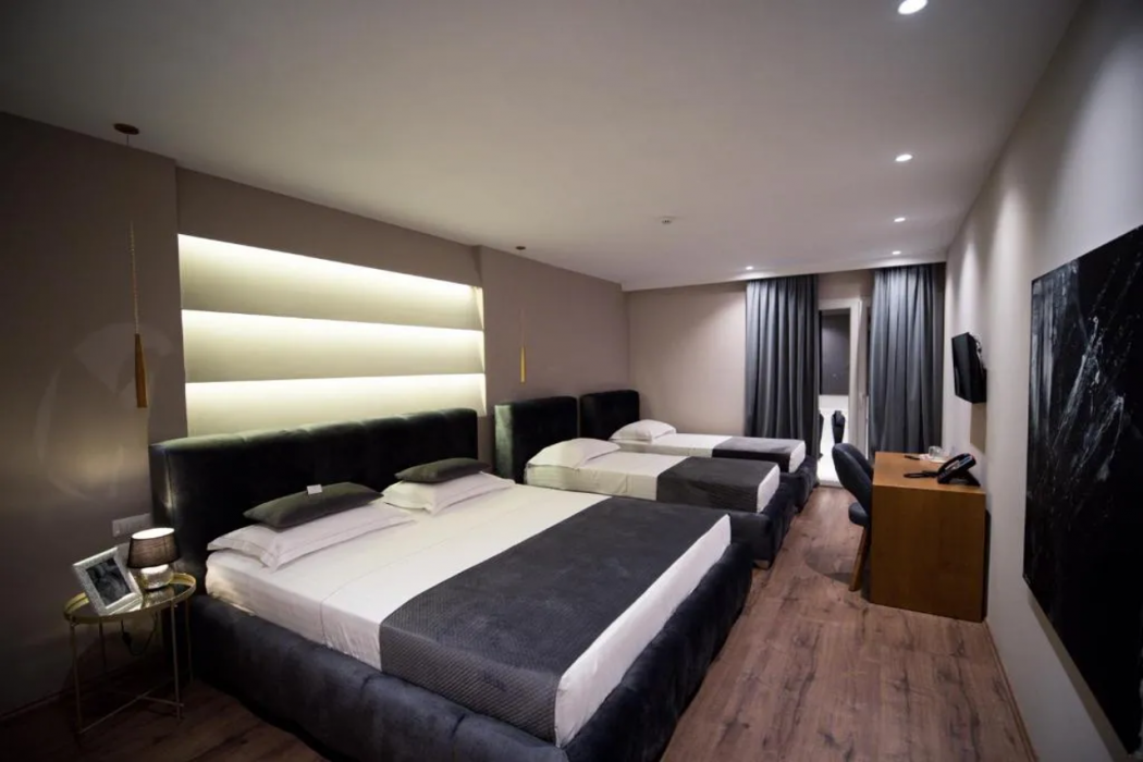 Light Hotel 7/35