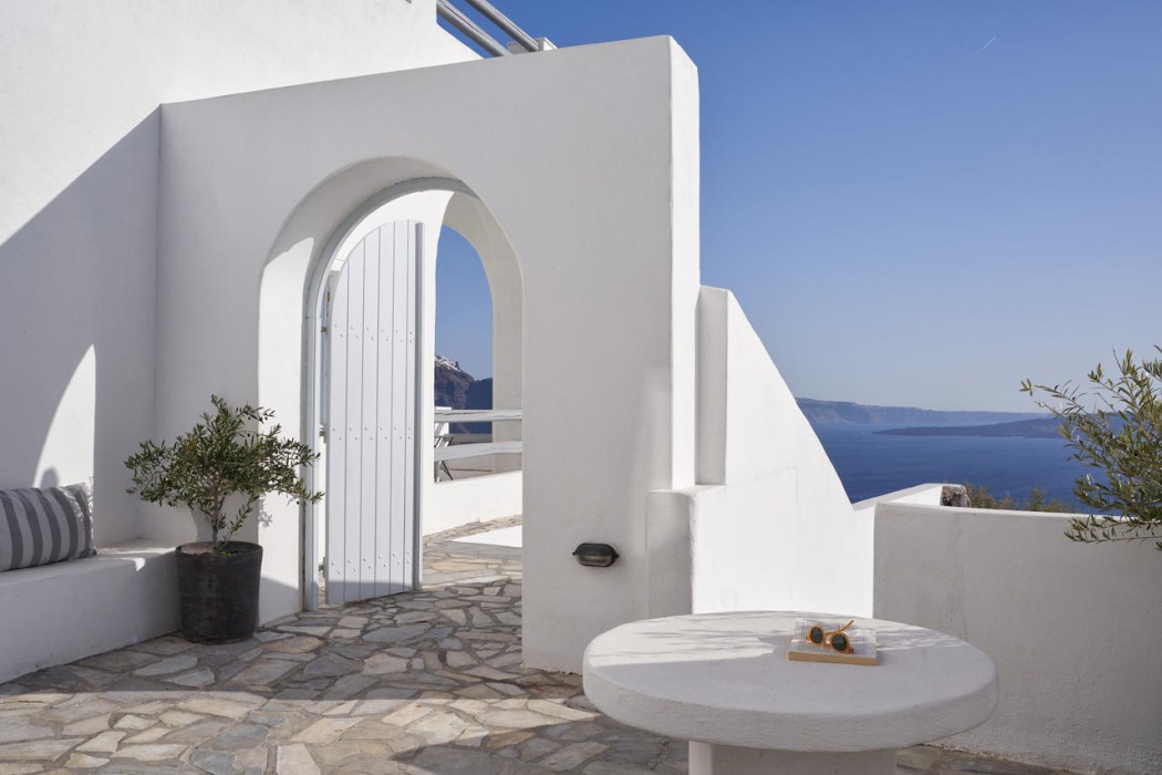 Mr And Mrs White Santorini 6/84