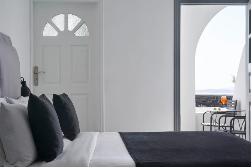 Mr And Mrs White Santorini 19/84
