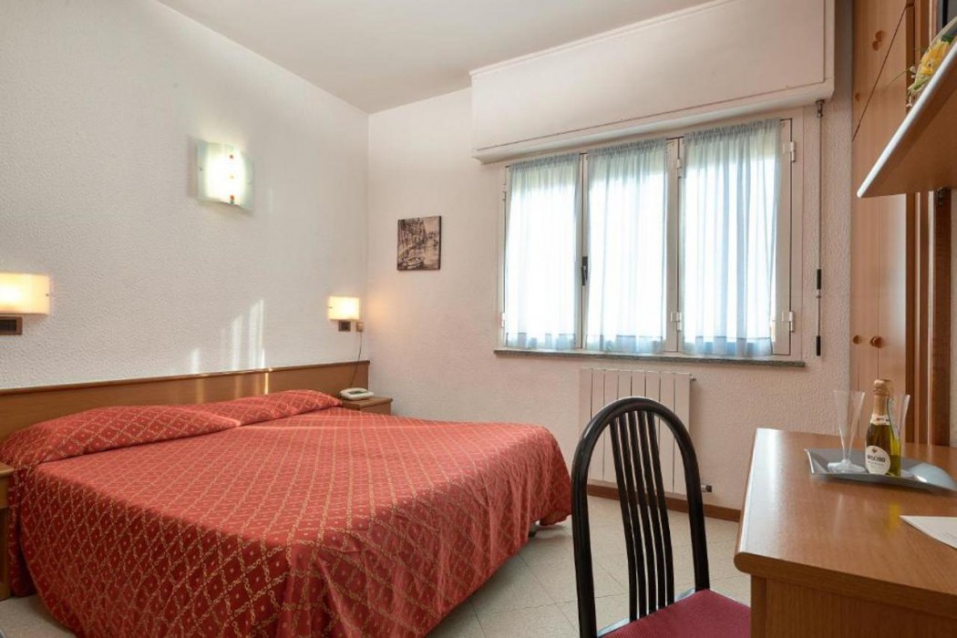 Hotel Careni Villa Italia 17/62