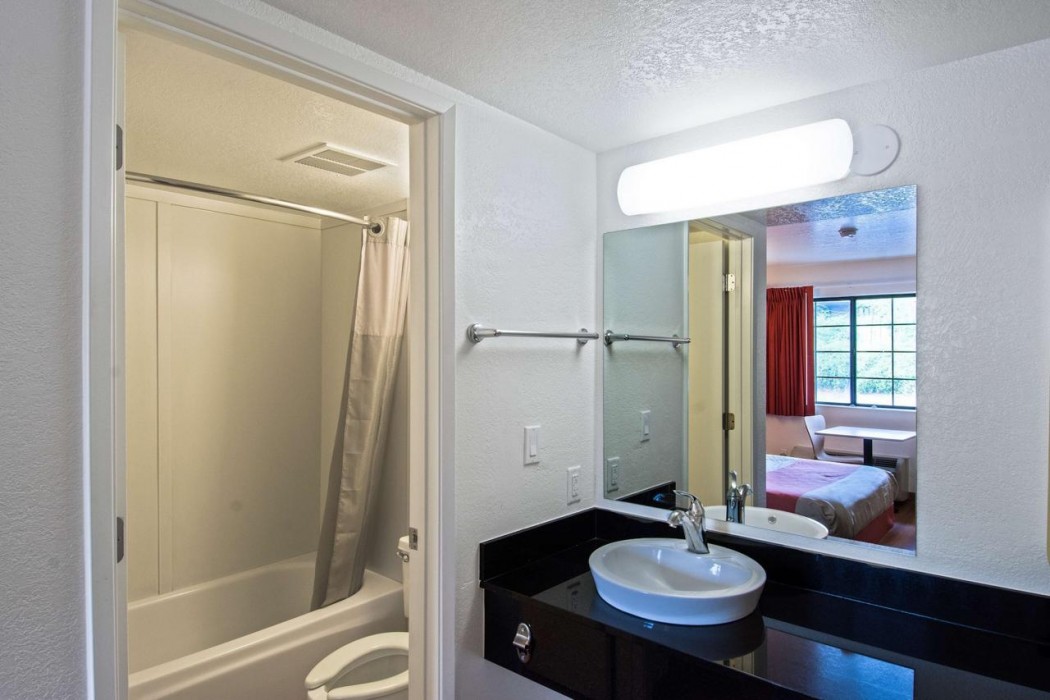 Motel6 Redding, CA - South 8/36