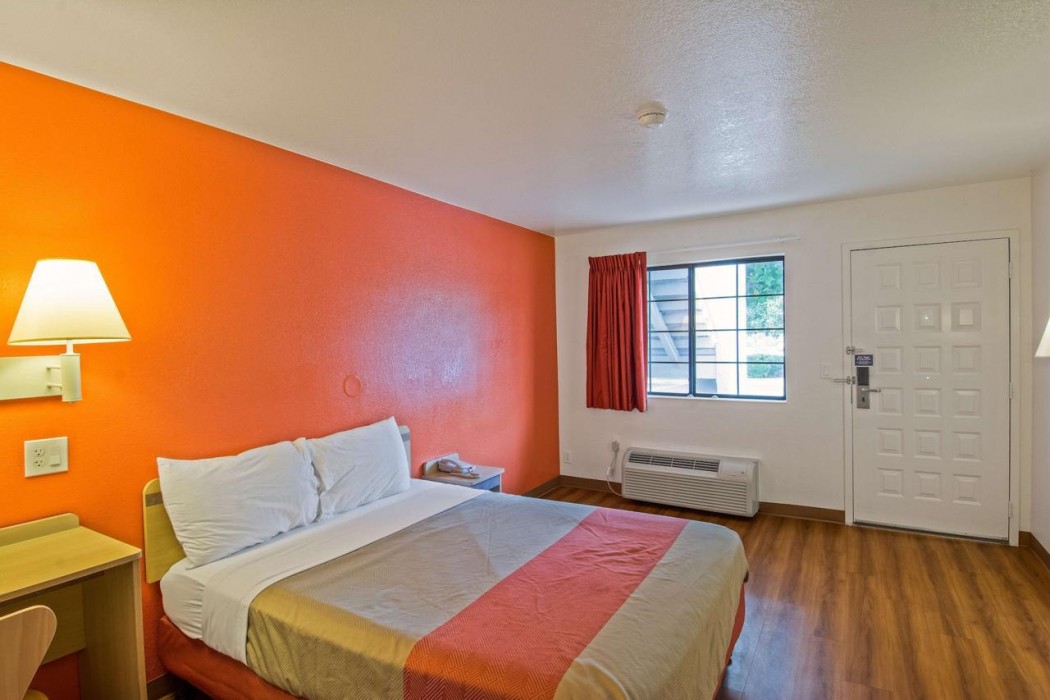 Motel6 Redding, CA - South 9/36