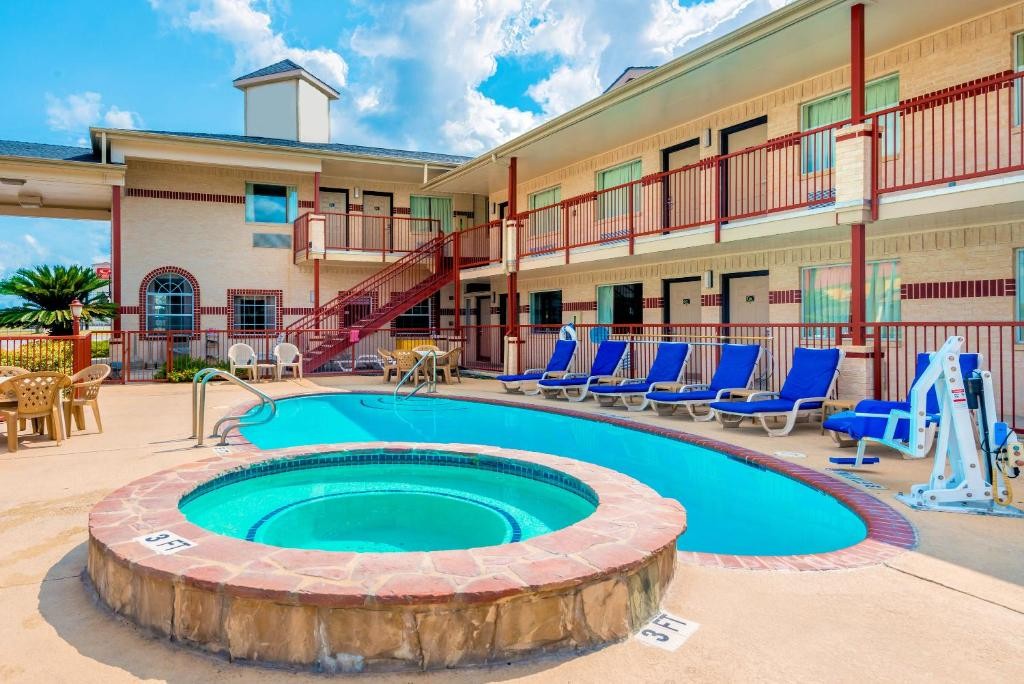 Baymont by Wyndham New Braunfels TX 11/13