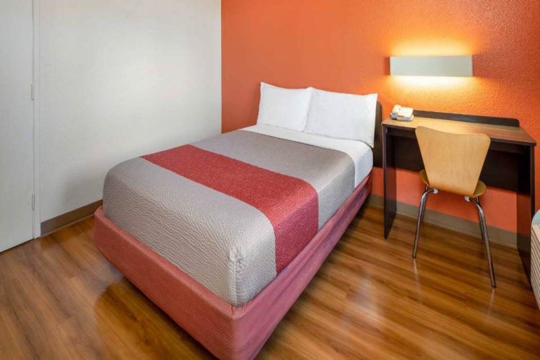 Motel6 Ventura, CA - South 18/61