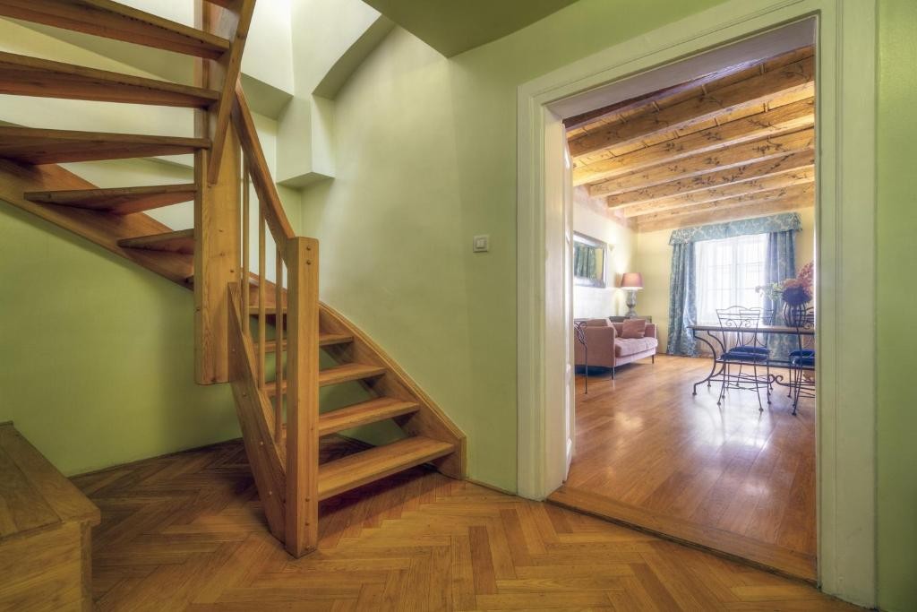 Black Star Suites 15/44