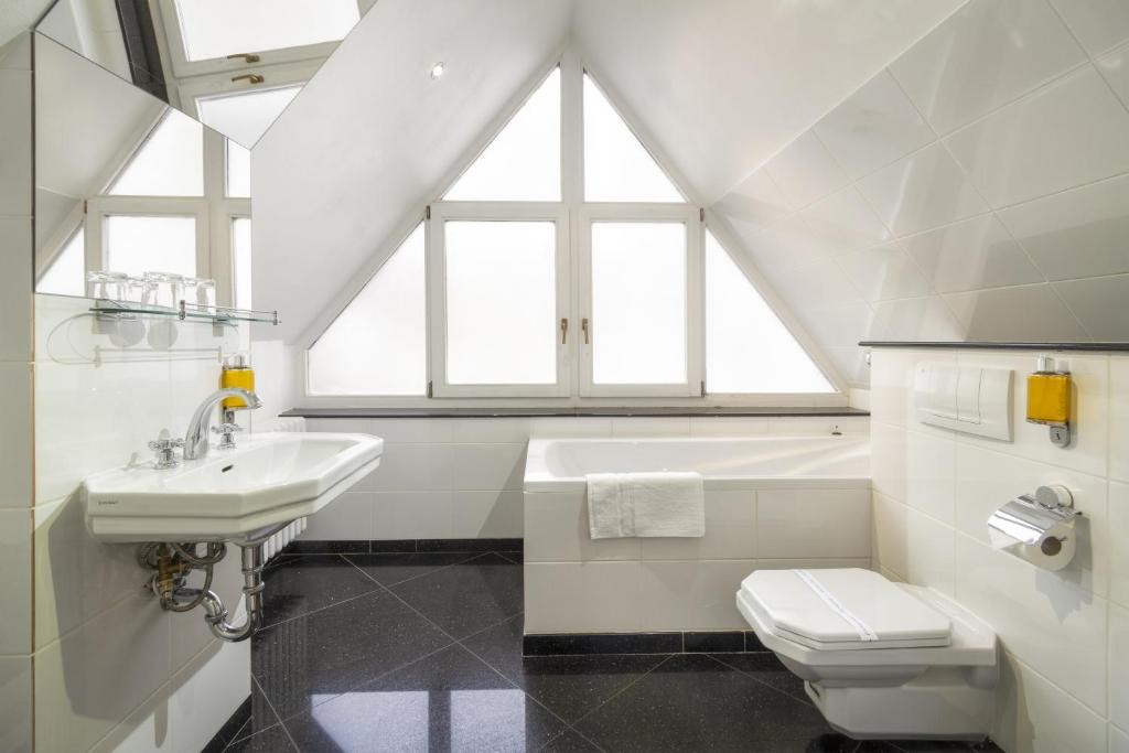 Black Star Suites 13/44