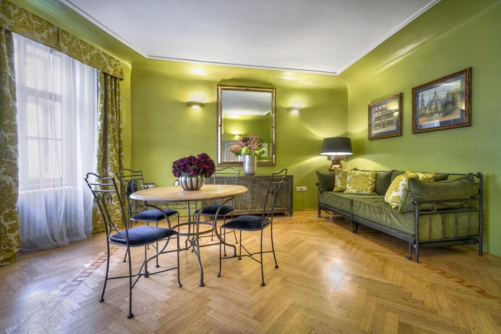 Black Star Suites 27/44