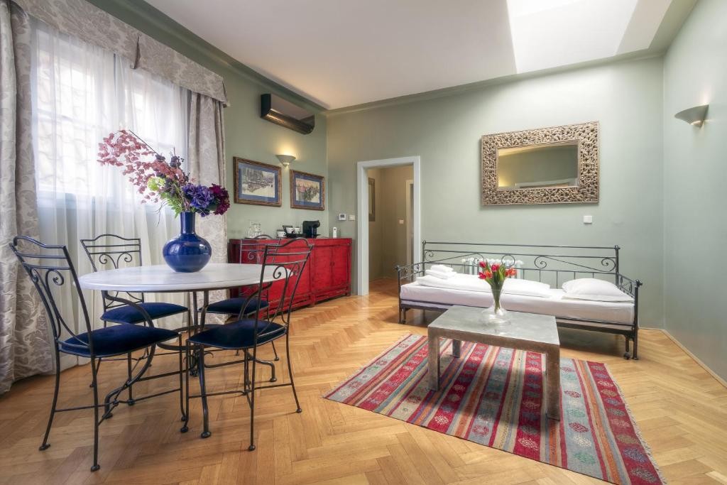 Black Star Suites 26/44