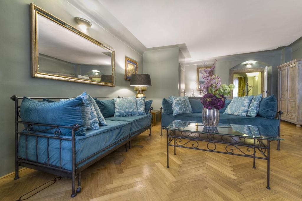 Black Star Suites 25/44