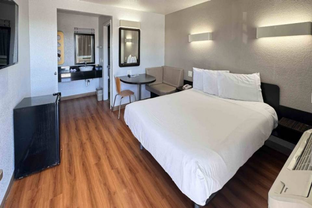 Motel6 Ontario, CA - Airport 19/61