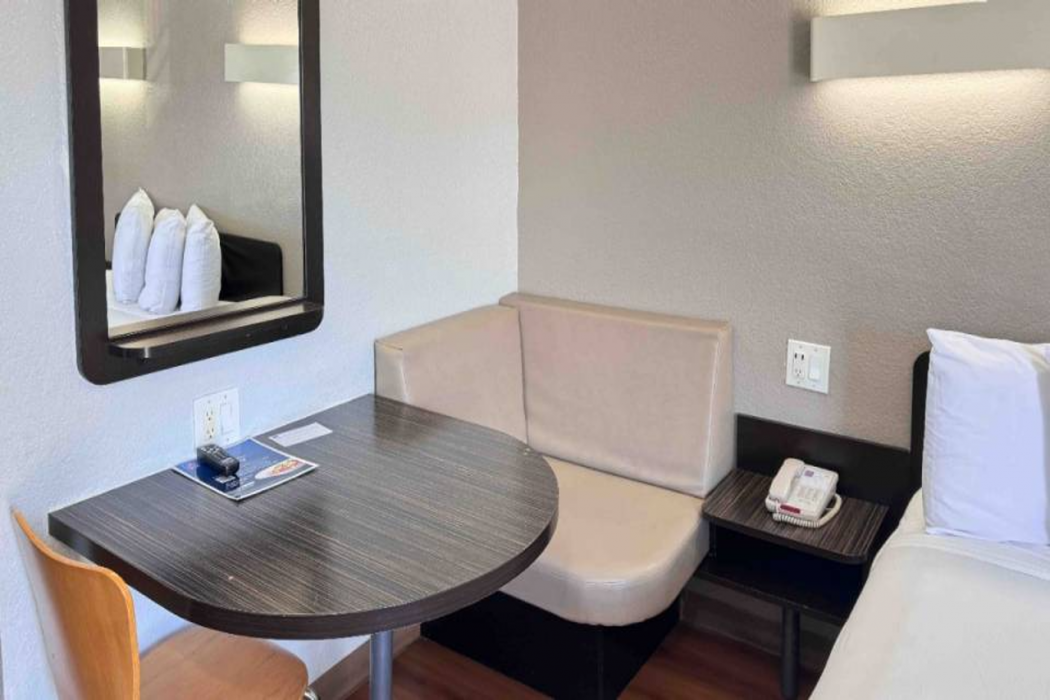 Motel6 Ontario, CA - Airport 22/61