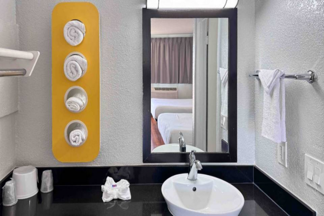 Motel6 Ontario, CA - Airport 18/61