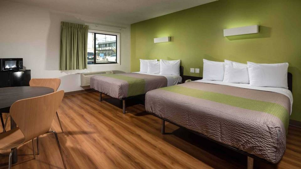 Motel6 Canoga Park, CA 11/32