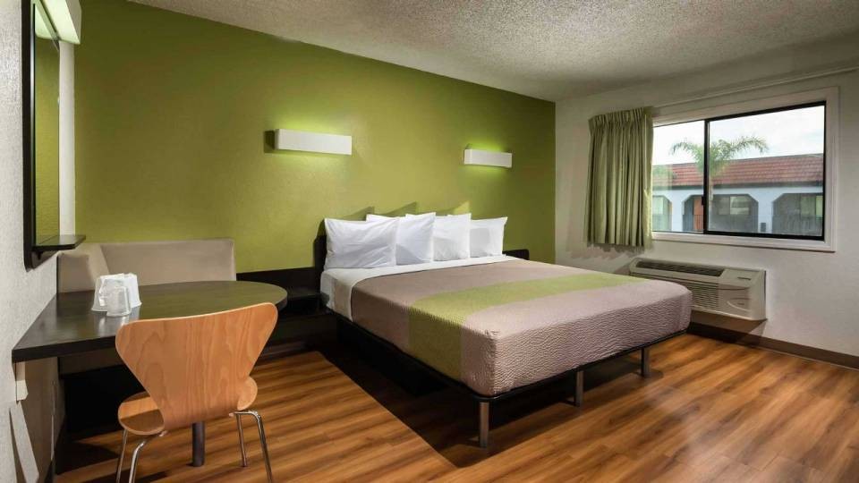 Motel6 Canoga Park, CA 9/32