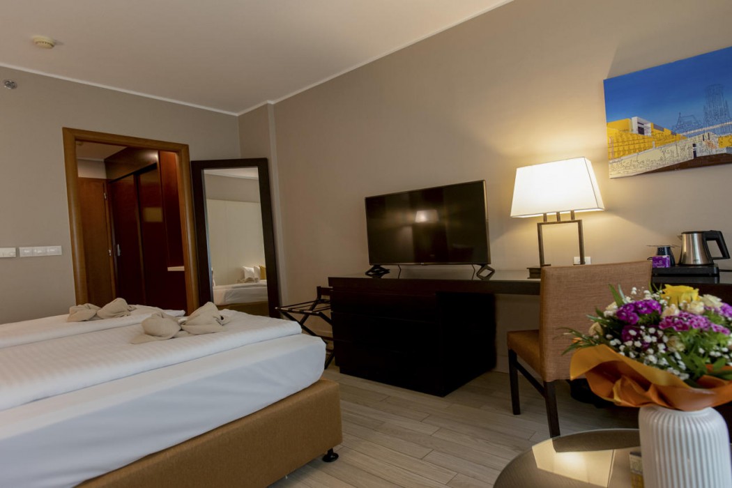 Lions Garden Hotel 30/98