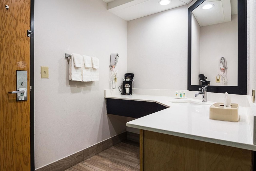 Quality Inn & Suites Chattanooga West near Lookout Mountain 22/33