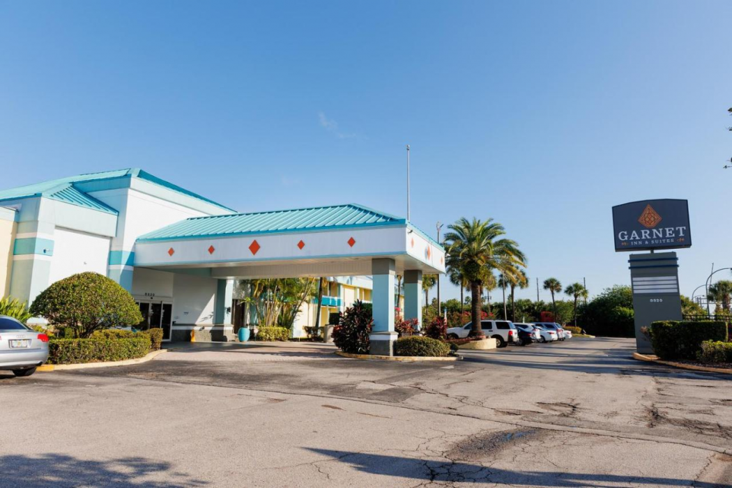 佛罗里达购物中心贝蒙特套房酒店(Garnet Inn and Suites Orlando) 图片1