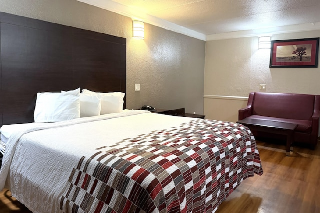 Red Roof Inn and Suites Houston Hobby Airport 12/24