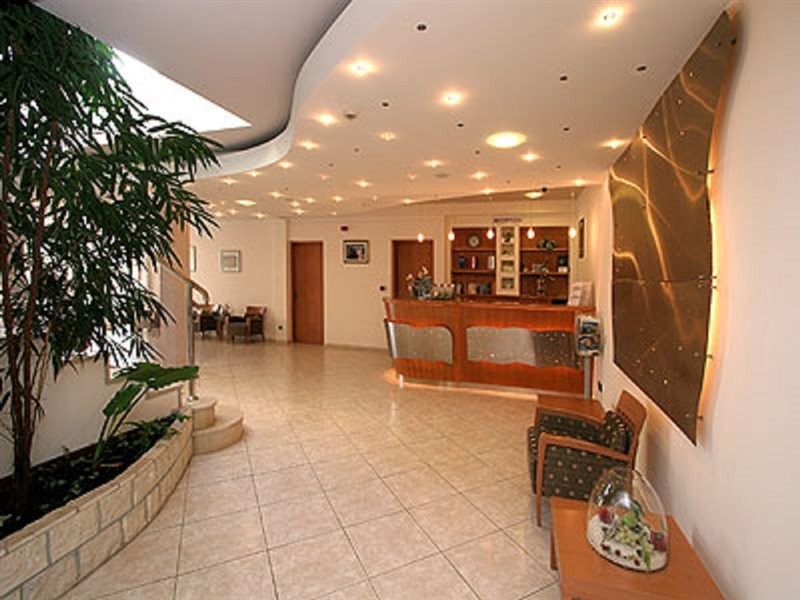 Flores Hotel 24/57