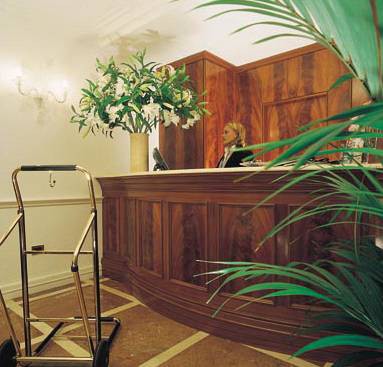 BAILEYS HOTEL 7/38