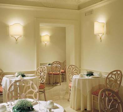 BAILEYS HOTEL 24/38