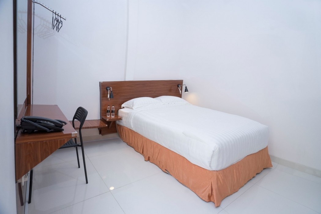 OYO 1308 Darmo Residence 18/27