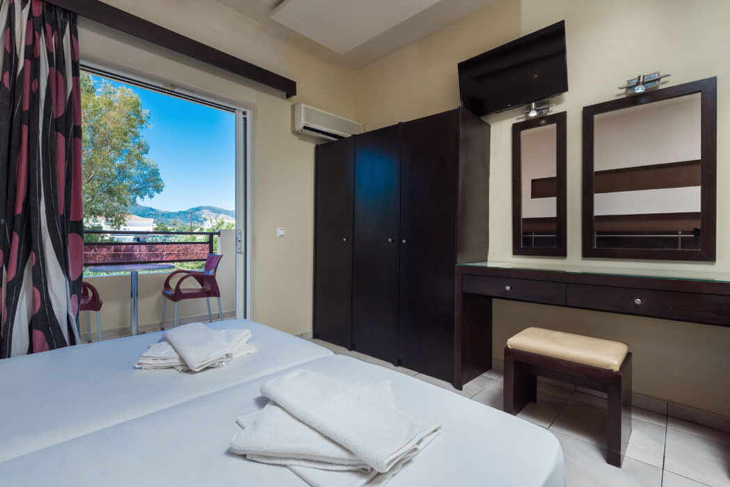 Canadian Hotel 27/82