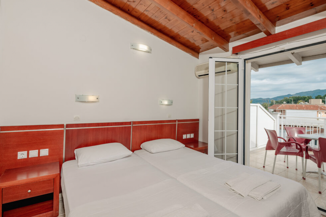 Canadian Hotel 24/82