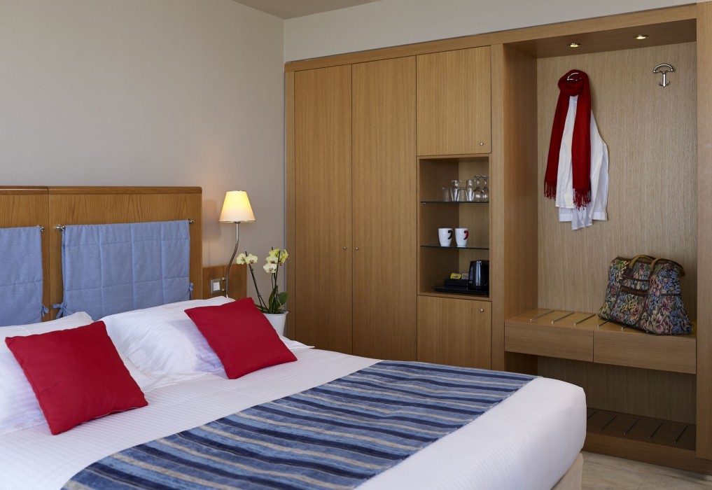 Kyma Suites Beach Hotel 77/114