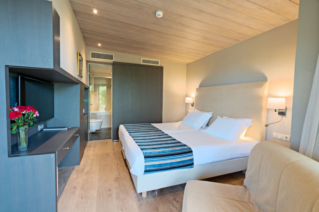 Kyma Suites Beach Hotel 76/114