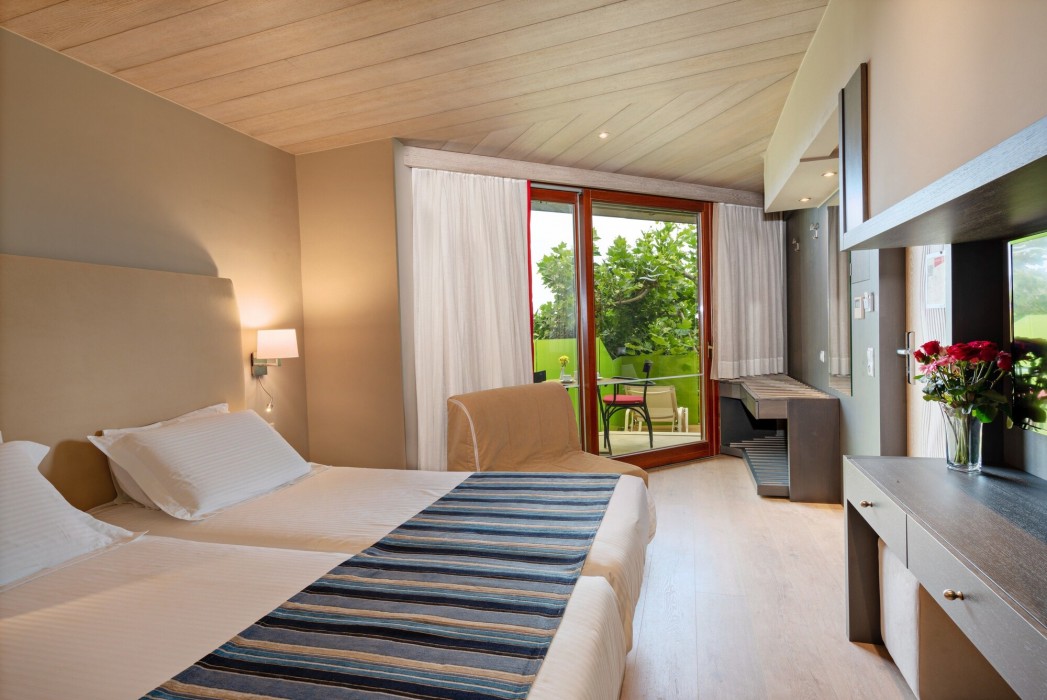 Kyma Suites Beach Hotel 70/114