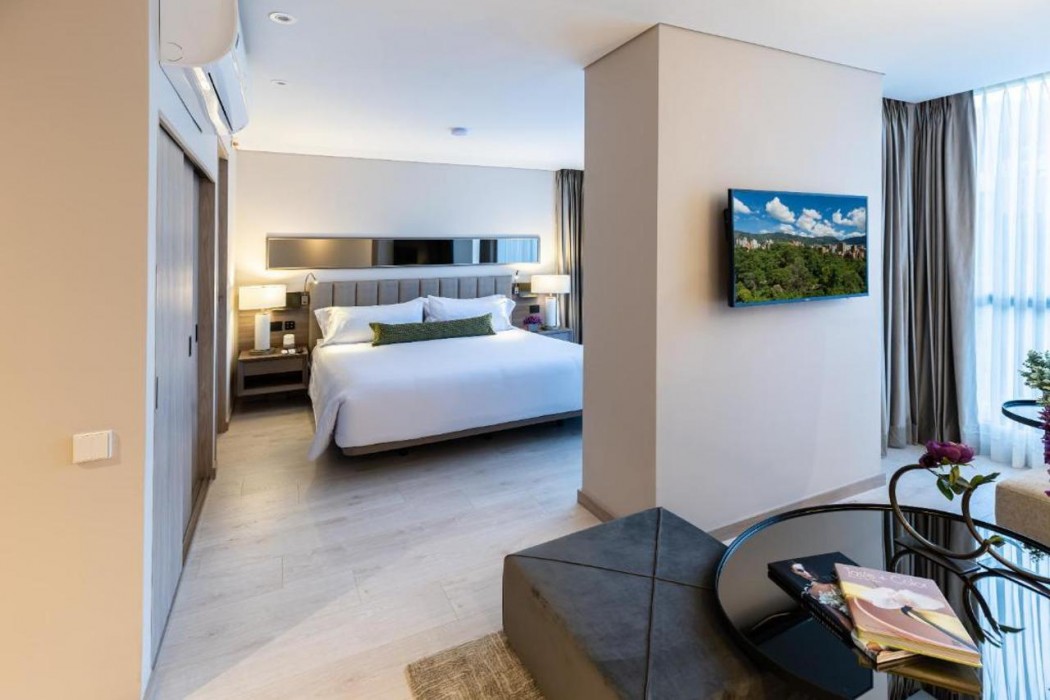York Medellin, Curio Collection by Hilton 8/60